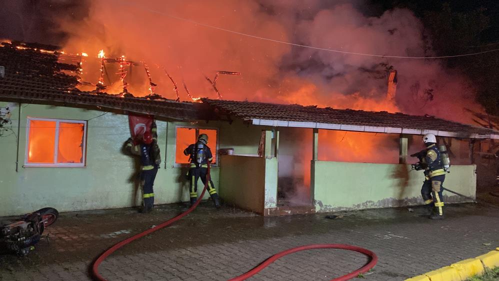 Kocaeli'nin Kartepe ilçesinde annesinin de içinde bulunduğu evi ateşe verdiği