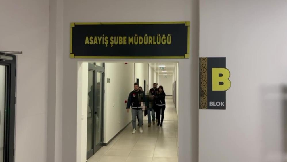 Kocaeli'de 19 yıl önce çöp konteynerinde göbek bağı boğazına dolanmış