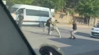 Kocaeli'de 4 kişilik grup, bir kişiyi cadde ortasında kovalayarak demir