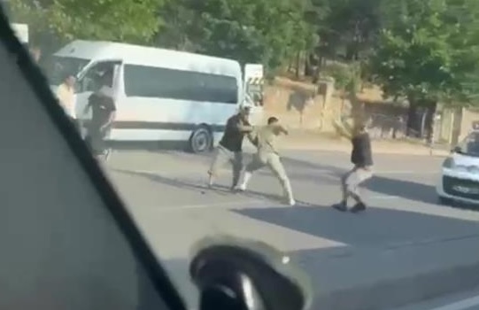 Kocaeli'de 4 kişilik grup, bir kişiyi cadde ortasında kovalayarak demir