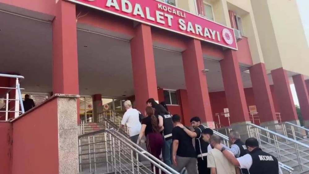 Kocaeli merkezli 3 ilde düzenlenen eş zamanlı operasyonda, kendilerini banka