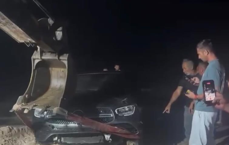 Kocaeli'nin Kandıra ilçesinde sürücüsünün kontrolünden çıkan otomobil, tatilcilerin çadır kurduğu
