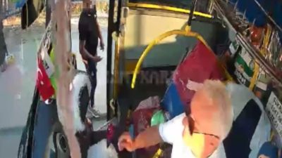 Kocaeli'nin İzmit ilçesinde özel halk otobüsüne binen bir kişi, kural