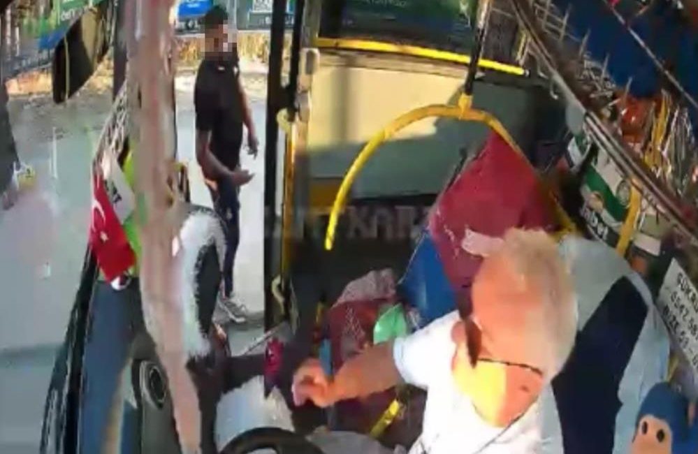 Kocaeli'nin İzmit ilçesinde özel halk otobüsüne binen bir kişi, kural