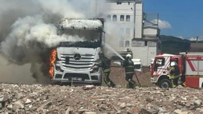 Kocaeli'nin Körfez ilçesinde tır parkında park halinde bulunan çekici, alevlere