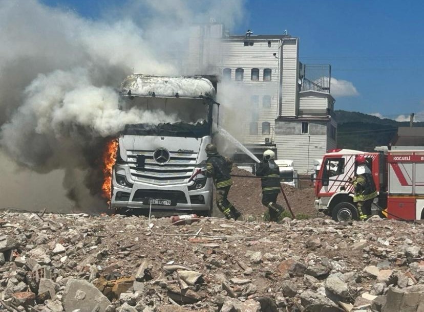 Kocaeli'nin Körfez ilçesinde tır parkında park halinde bulunan çekici, alevlere
