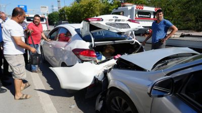 Kocaeli D100 Karayolu'nda trafiğin yavaşlaması neticesinde 3 aracın karıştığı trafik