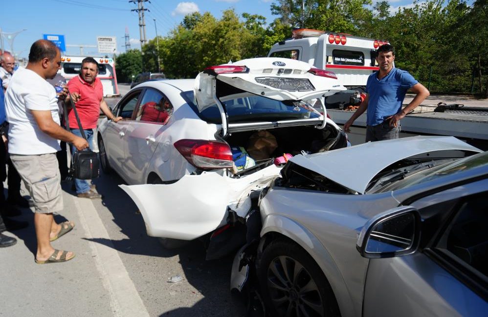 Kocaeli D100 Karayolu'nda trafiğin yavaşlaması neticesinde 3 aracın karıştığı trafik