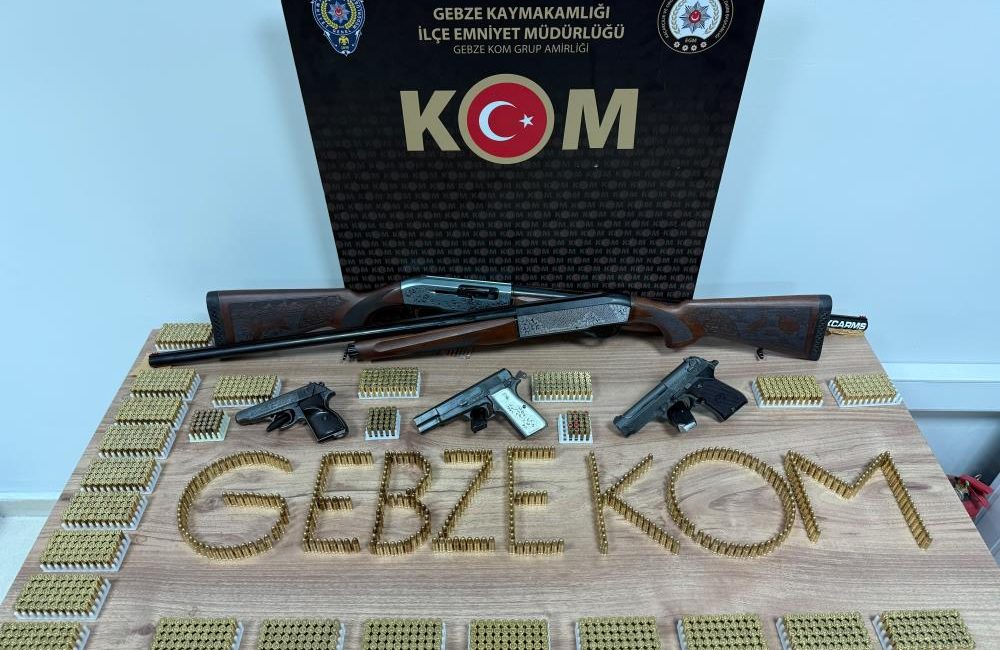 Kocaeli'nin Darıca ilçesinde düzenlenen operasyonda 2 ruhsatsız tabanca, 2 ruhsatsız