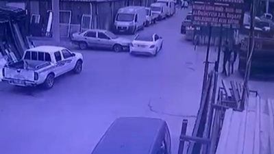  Kocaeli'nin İzmit ilçesi Sanayi Mahallesi'ndeki sokakta peş peşe yaşanan trafik