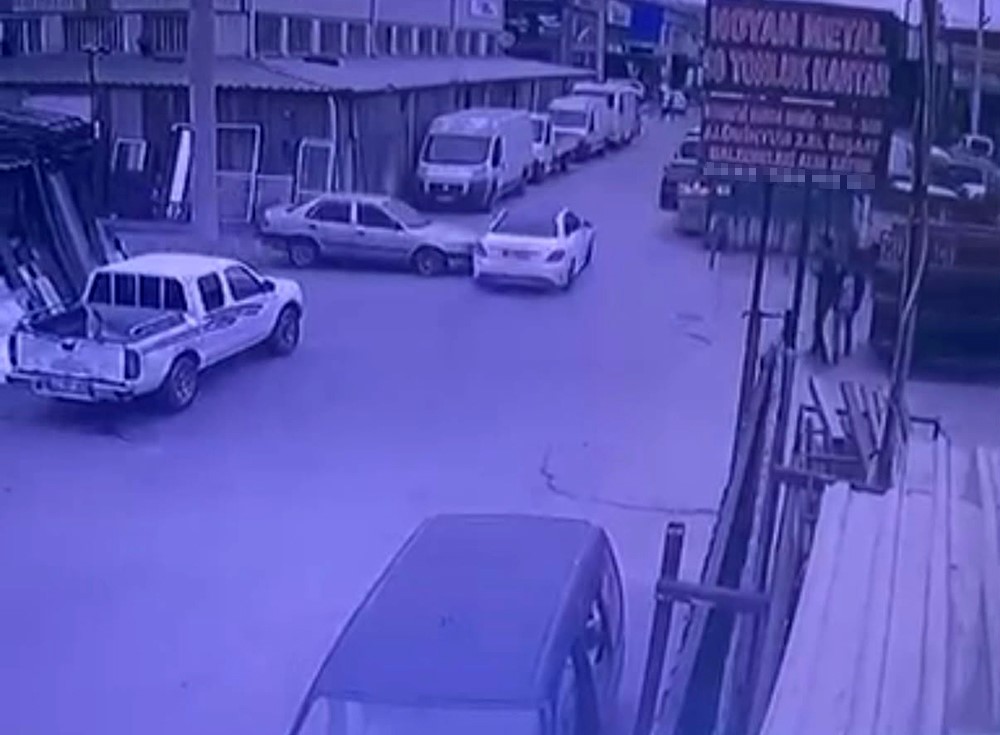  Kocaeli'nin İzmit ilçesi Sanayi Mahallesi'ndeki sokakta peş peşe yaşanan trafik