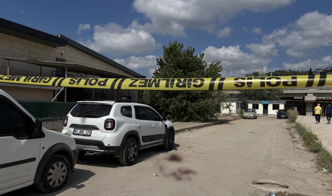  Kocaeli'nin İzmit ilçesinde çocuklarının ayrılık süreci nedeniyle bir araya gelen