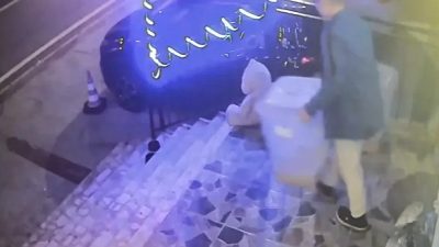 Kocaeli'nin Körfez ilçesinde bir petshopun önünde bulunan mama kutusu, kimliği