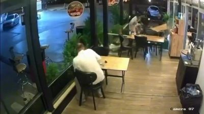 Kocaeli'de kontrolünü kaybeden motosiklet sürücüsü lokantanın cam vitrinine daldı. Çarpmanın