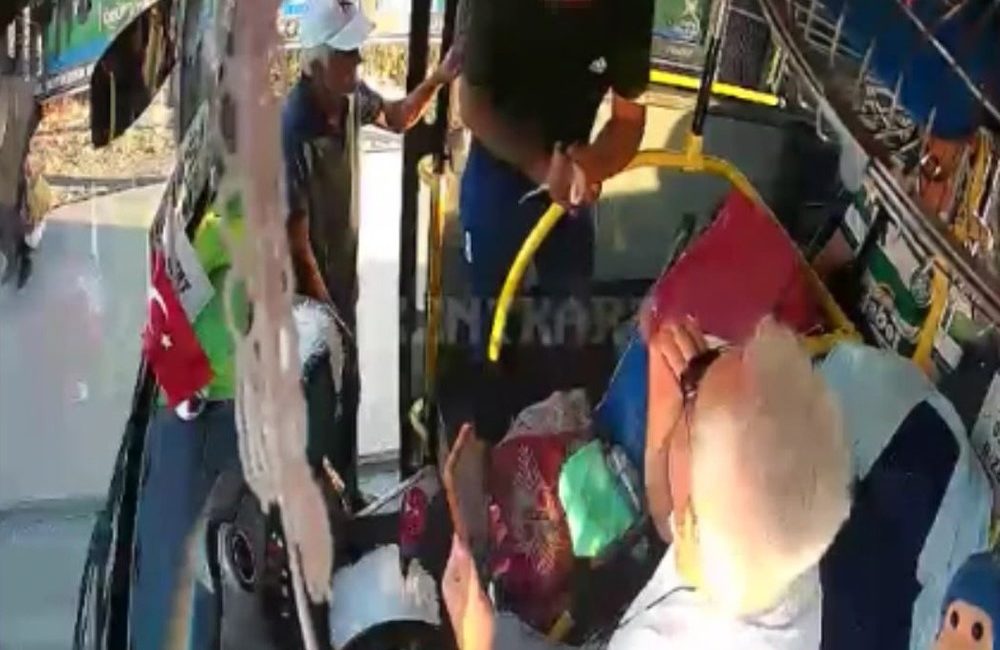 Kocaeli'de özel halk otobüsü şoförüyle durak nedeniyle tartışan ve yanında