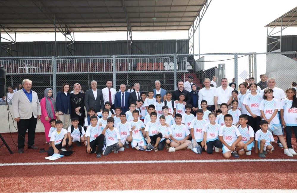Dilovası'nda Yaz Spor Okulları düzenlenen törenle açıldı. Yaz boyunca futbol,