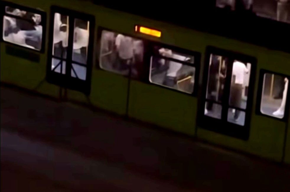 Bursa'da iki grup arasında çıkan kavga metro istasyonunu adeta savaş