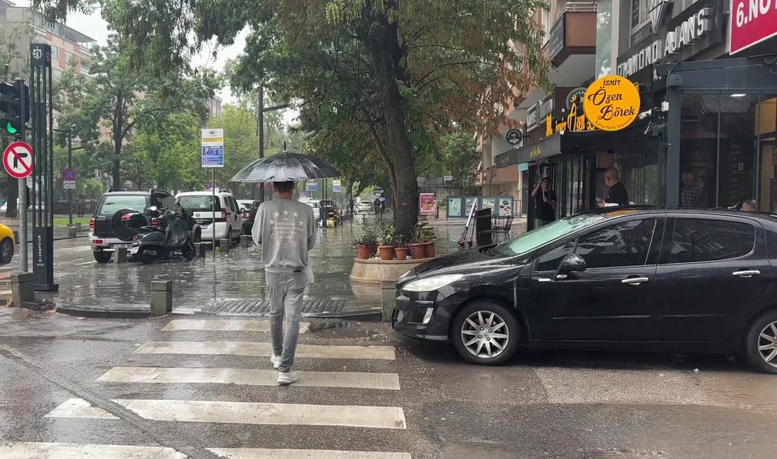 Kocaeli’de öğle saatlerinde aniden bastıran sağanak yağış, kent genelinde günlük
