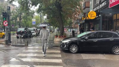 Kocaeli’de öğle saatlerinde aniden bastıran sağanak yağış, kent genelinde günlük