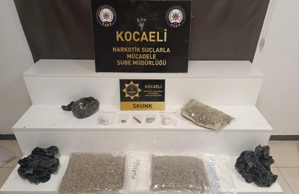 Kocaeli'de polis ekiplerince düzenlenen uyuşturucu operasyonlarında yakalanan 7 şüpheliden 2'si