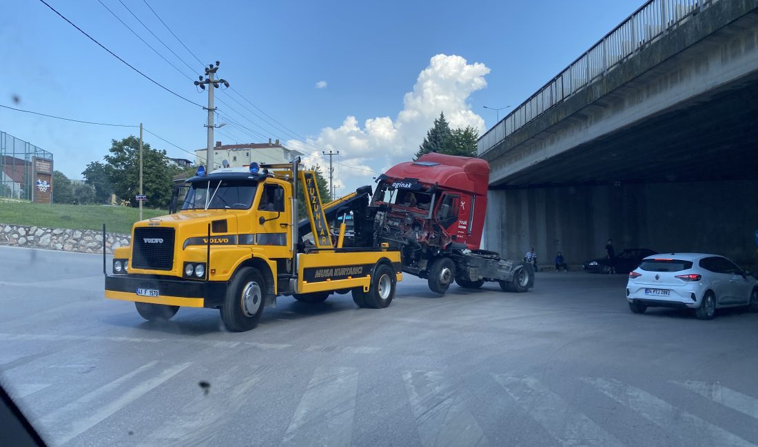 Kocaeli’nin Körfez ilçesinde kontrolden çıkan tır, yol kenarındaki bariyerleri aşarak