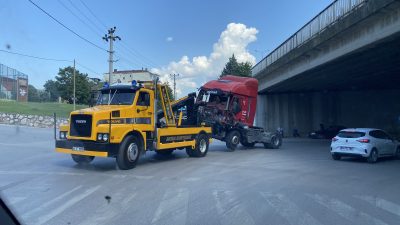 Kocaeli’nin Körfez ilçesinde kontrolden çıkan tır, yol kenarındaki bariyerleri aşarak