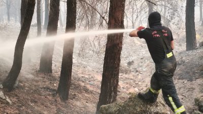 Kocaeli Büyükşehir Belediyesi, Balıkesir’in Gömeç ilçesinde çıkan orman yangınının kontrol