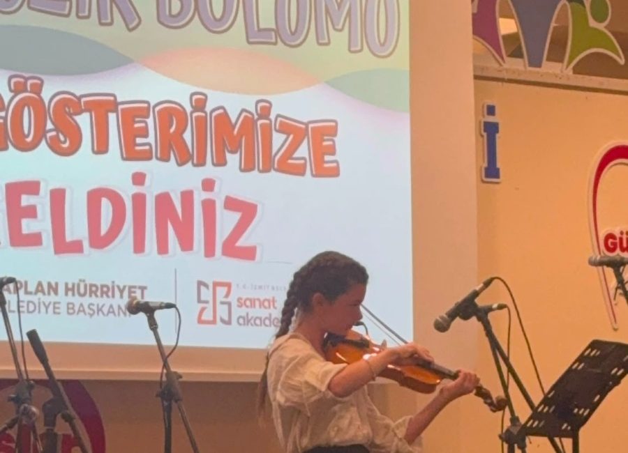 İzmit Belediyesi Sanat Akademisi Müzik Bölümü öğrencileri Azra Mira Ekşi