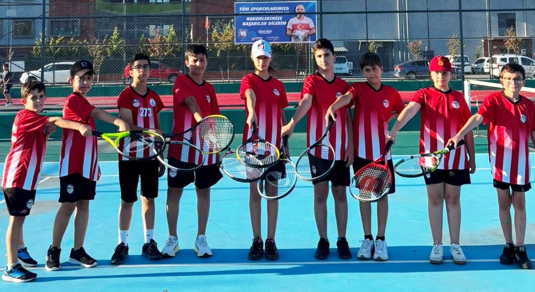 Körfez Belediyesi Spor Akademisi bünyesinde başlatılan ücretsiz tenis kursları, 8-18