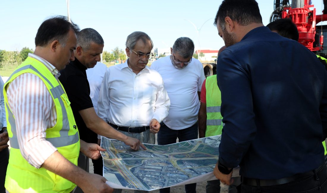 Kocaeli Büyükşehir Belediyesi Genel Sekreteri Hayri Baraçlı, Gebze'de yapımı devam