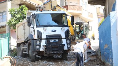 İzmit Belediyesi, Erenler Mahallesi Kanlıbağ Sokak’ta başlattığı beton yol yenileme