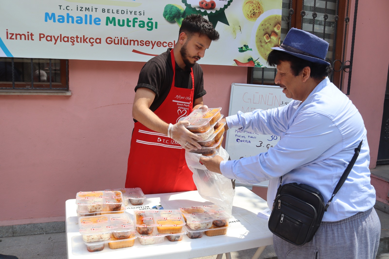 
İzmit Belediyesi, Mahalle Mutfakları projesi kapsamında dezavantajlı mahallelerde yaşayan vatandaşlara