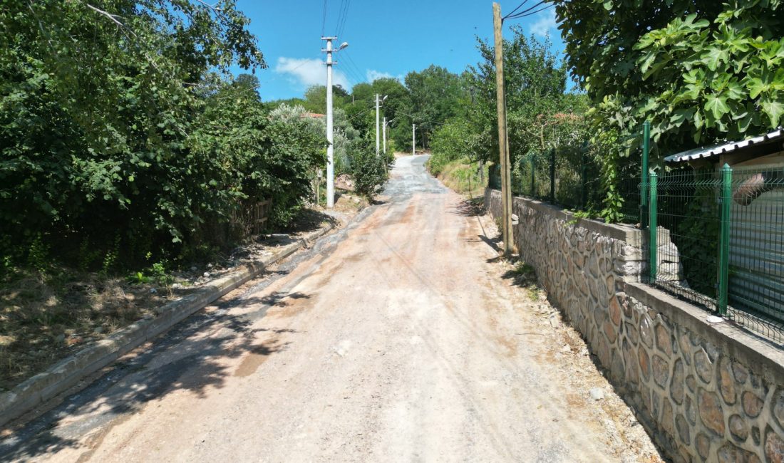 İzmit Belediyesi, Akmeşe Cumhuriyet Mahallesinde gerçekleştirdiği beton yol çalışmasıyla deforme