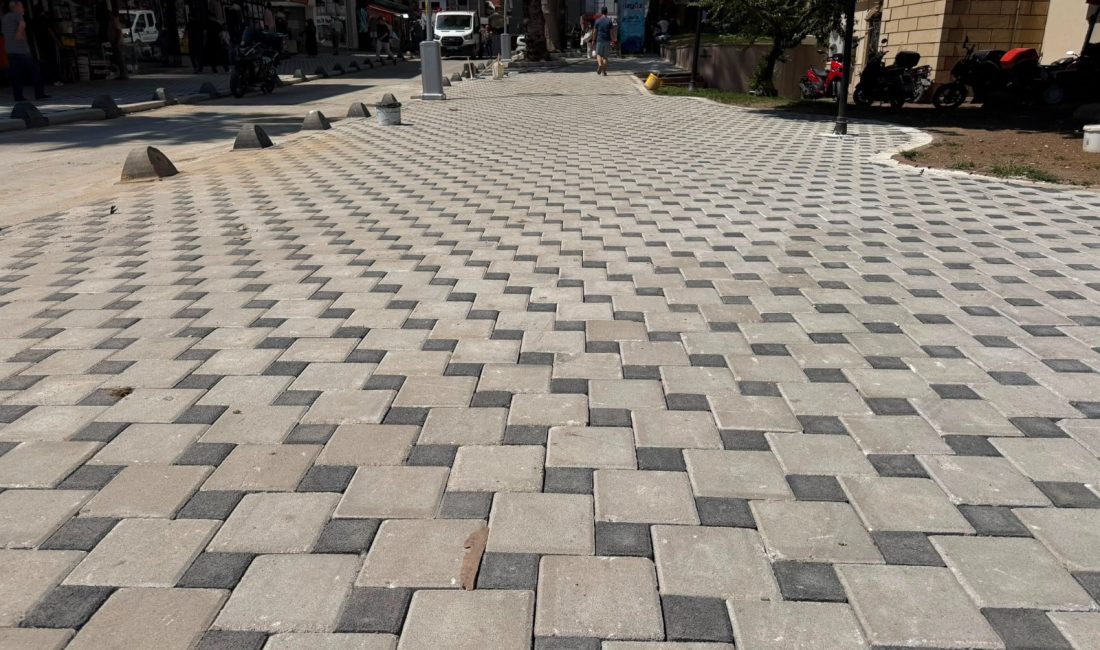 İzmit Belediyesi, Tepecik Mahallesi Cevdet Hoca Caddesi'nde kaldırım yenileme çalışmalarını