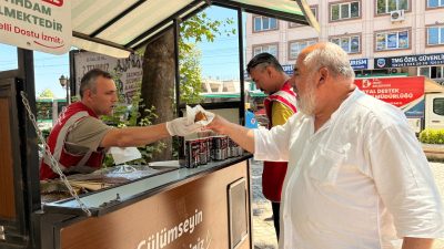 İzmit Belediyesi Sosyal Hizmetler Müdürlüğü, kentin farklı noktalarında vatandaşlara soğuk