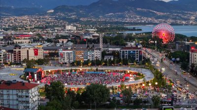Kocaeli Büyükşehir Belediyesi tarafından kente kazandırılan meydanlar, millet bahçeleri ve