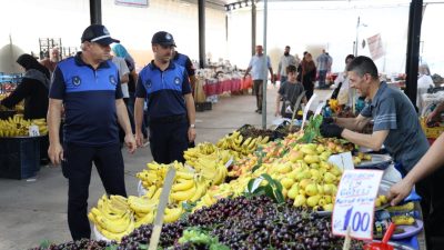 Kartepe Belediyesi Zabıta Müdürlüğü ekipleri, ilçe genelinde kurulan semt pazarlarında