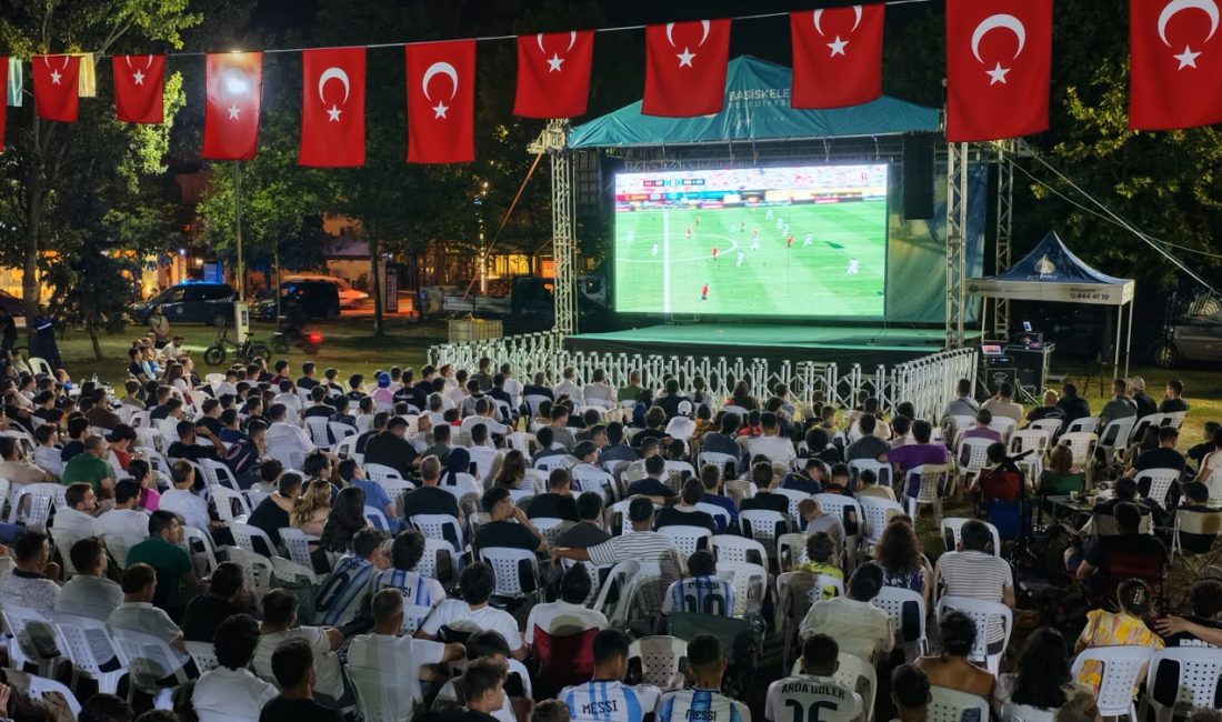 Başiskele Belediyesi tarafından kurulan dev ekranda yayınlanan 2026 FIFA Dünya