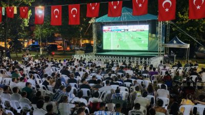 Başiskele Belediyesi tarafından kurulan dev ekranda yayınlanan 2026 FIFA Dünya