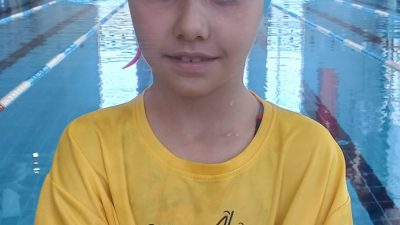 Başiskele Belediyesi Genc-i Âlâ bünyesinde yüzme eğitimi alan genç sporcular,