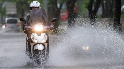 Kocaeli'de beklenen gök gürültülü sağanak nedeniyle motosiklet, scooter, elektrikli scooter