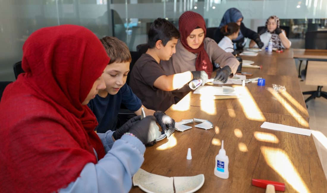 Başiskele Belediyesi tarafından Türkiye Yüzyılı Gençlik Merkezi'nde düzenlenen Kintsugi Atölyesi'nde