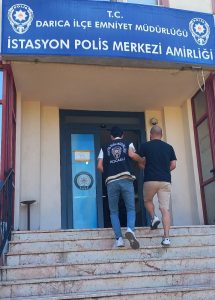 Kocaeli'de dolandırıcılık suçundan hakkında 5 yıl kesinleşmiş hapis cezası bulunan
