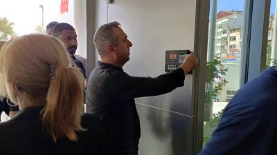 Sabah saatlerinde İzmit Belediyesi'ne yönelik gerçekleştirilen şafak operasyonu kapsamında polis