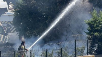 Kocaeli'nin Gebze ilçesinde ağaçlık alanda çıkan yangın, itfaiye ekiplerinin zamanında