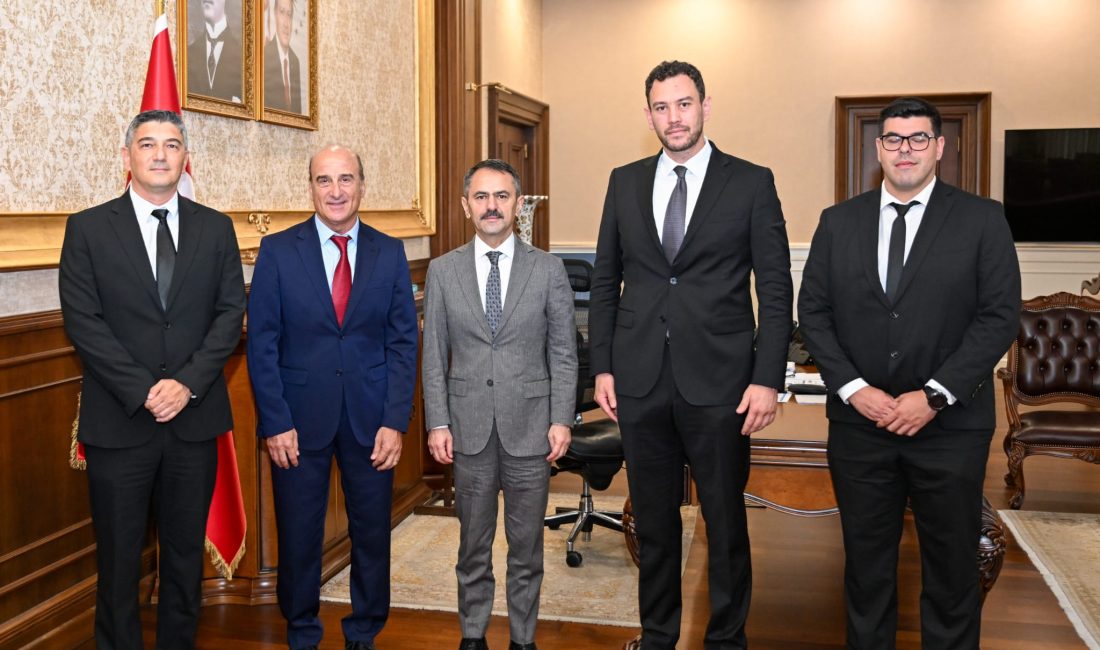 Seri üretime geçen yerli elektrikli mikro araç KAREA’nın proje ekibi,