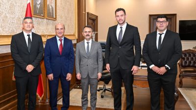 Seri üretime geçen yerli elektrikli mikro araç KAREA’nın proje ekibi,