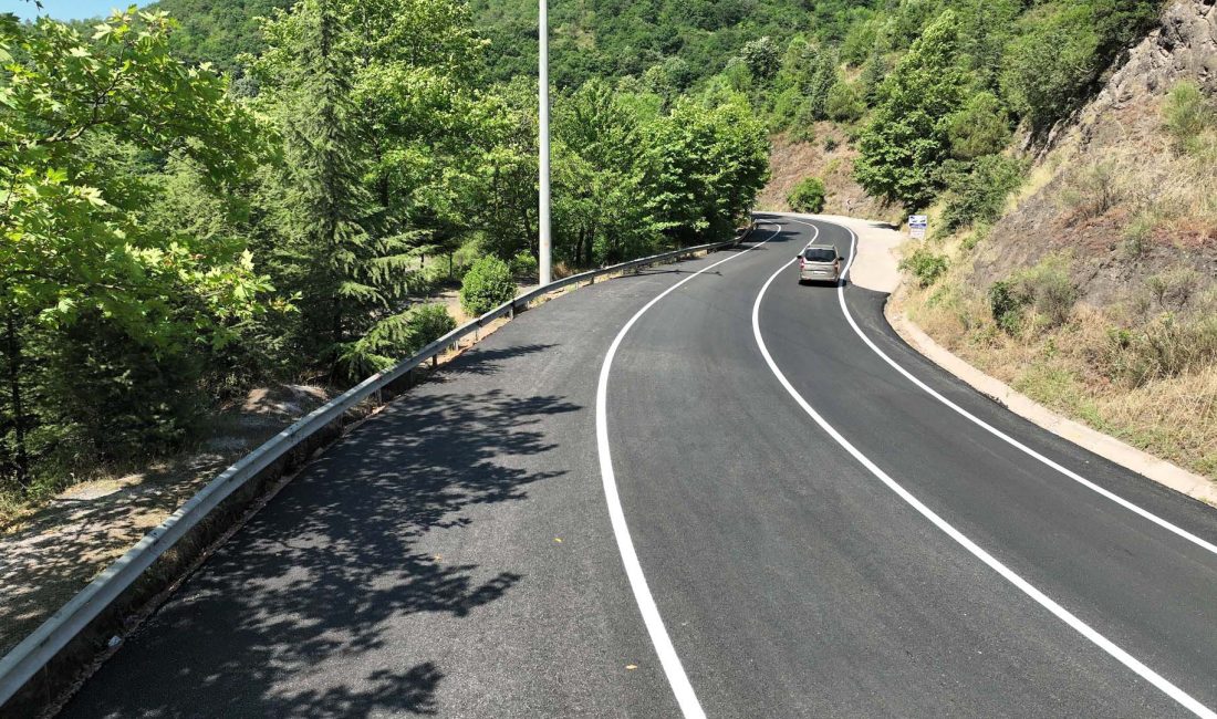 Kocaeli Büyükşehir Belediyesi, Başiskele'de altyapı çalışmaları sonrası bozulan yolları asfaltlayarak