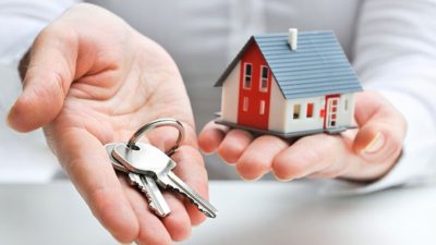 Çeşitli bahanelerle kiracının rızası olmadan, yedek anahtarla veya çilingirle eve