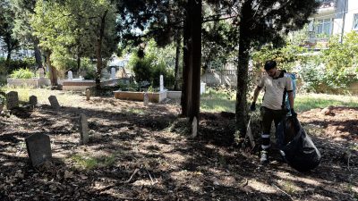 Kocaeli Büyükşehir Belediyesi, Derince’deki mezarlıklarda bakım, temizlik ve çevre düzenleme